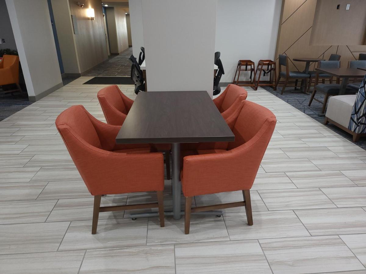 Holiday Inn Express Hotel & Suites Tipp City By Ihg Exterior foto